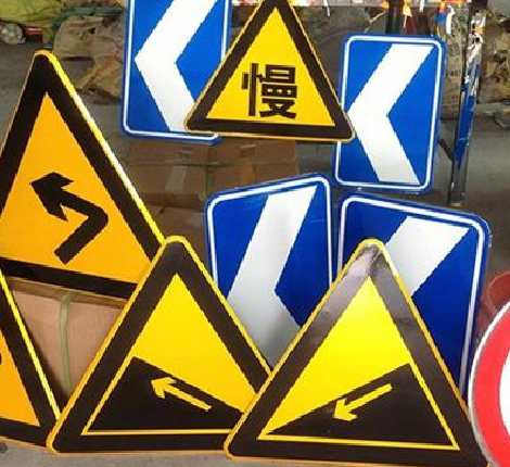 共青城标识标牌中颜色的确定是很重要的。